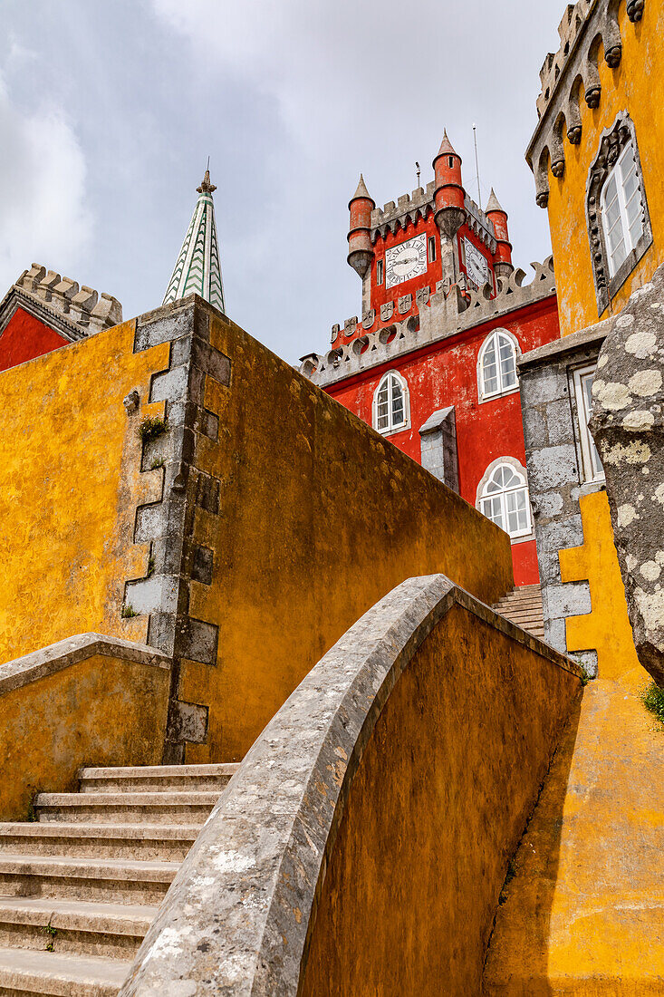 Eine verwinkelte Treppe innerhalb des mit verschiedenen Baustilen erbauten Palacio Nacional da Pena oberhalb von Sintra, Portugal