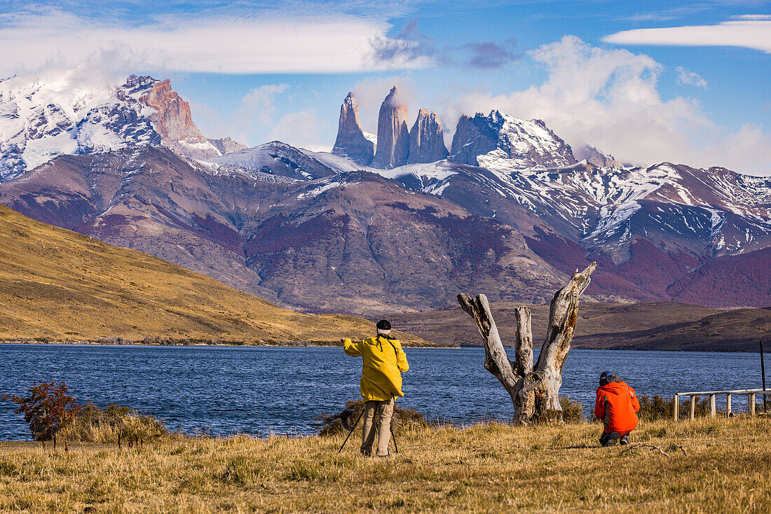 Zwei Abenteurer erkunden die unberührte Berglandschaft Südamerikas vor den Granittürmen im Torres del Paine Nationalpark, Chile
