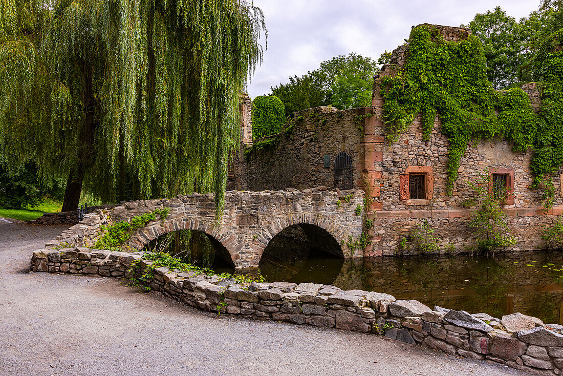 Verträumte Ruine mit historische Ambiente am malerischen Stadtpark Schöntal unter alten Bäumen, antike Bögen, Aschaffenburg, Bayern, Deutschland