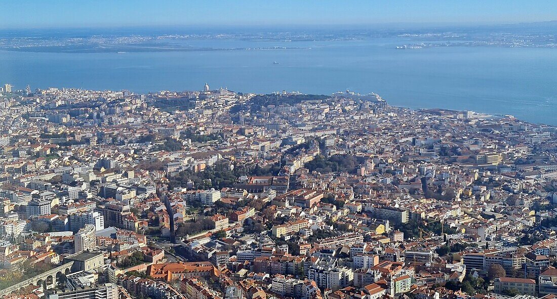Anflug auf die Stadt, Stadtpanorama und Fluss Tejo, Lissabon, Portugal