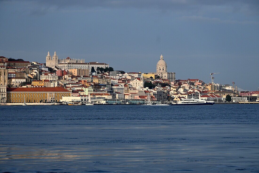 Blick vom Fluss Tejo zur Altstadt Alfama, Lissabon, Portugal