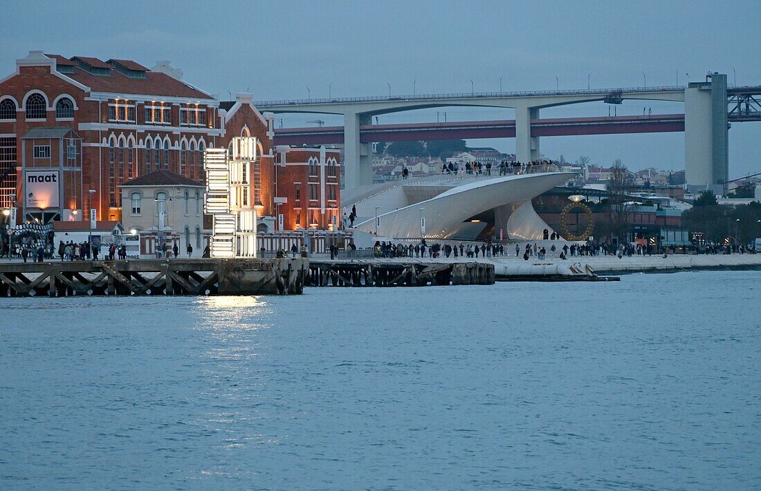 Blick auf Museum Maat Museu de Arte, Arquitetura e Tecnologia und Brücke Ponte de 25 Abril am Fluß Tejo bei Dämmerung, Stadtteil Belem, Lissabon, Portugal