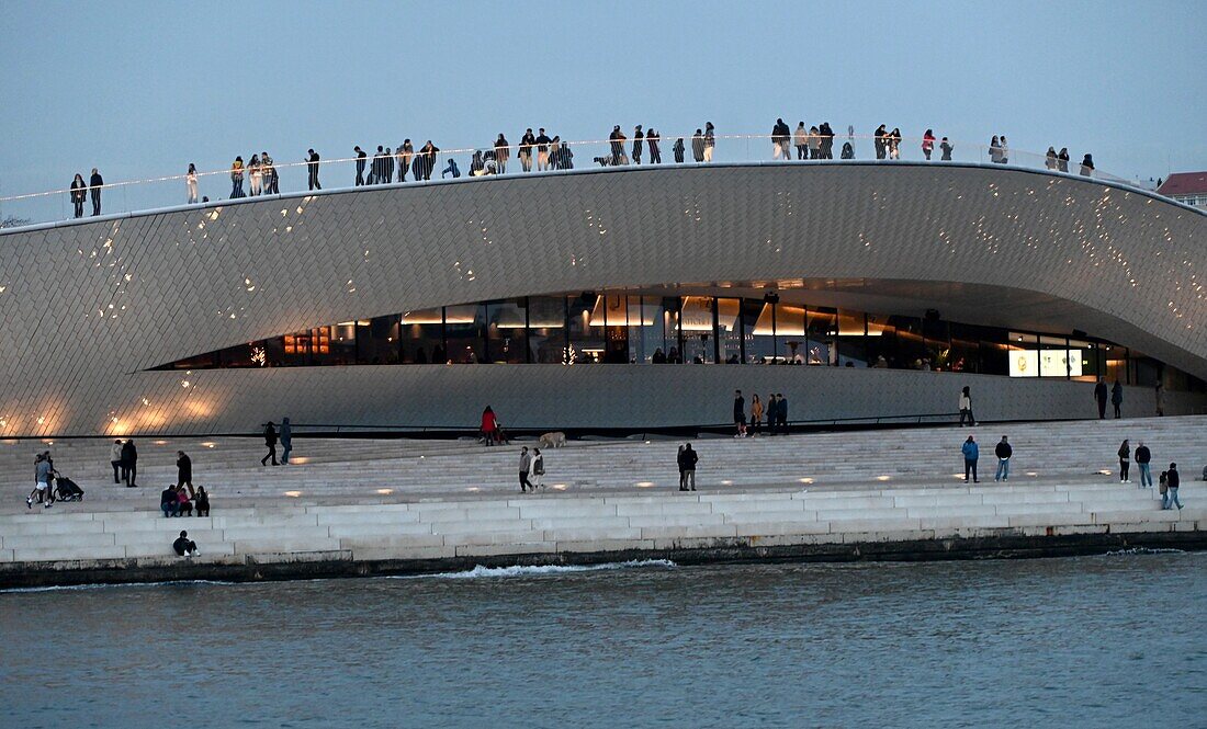 Menschen auf der Brücke vom Museum Maat, Museu de Arte, Arquitetura e Tecnologia im Sonnenuntergang, Stadtteil Belem, Lissabon, Portugal
