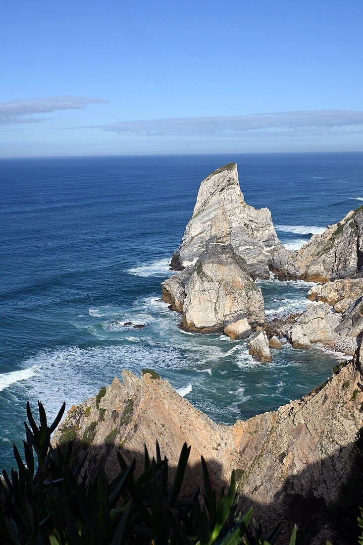 Blick auf Felsformationen im Meer am Cabo da Roca, Atlantikküste bei Sintra, Region Lissabon, Portugal