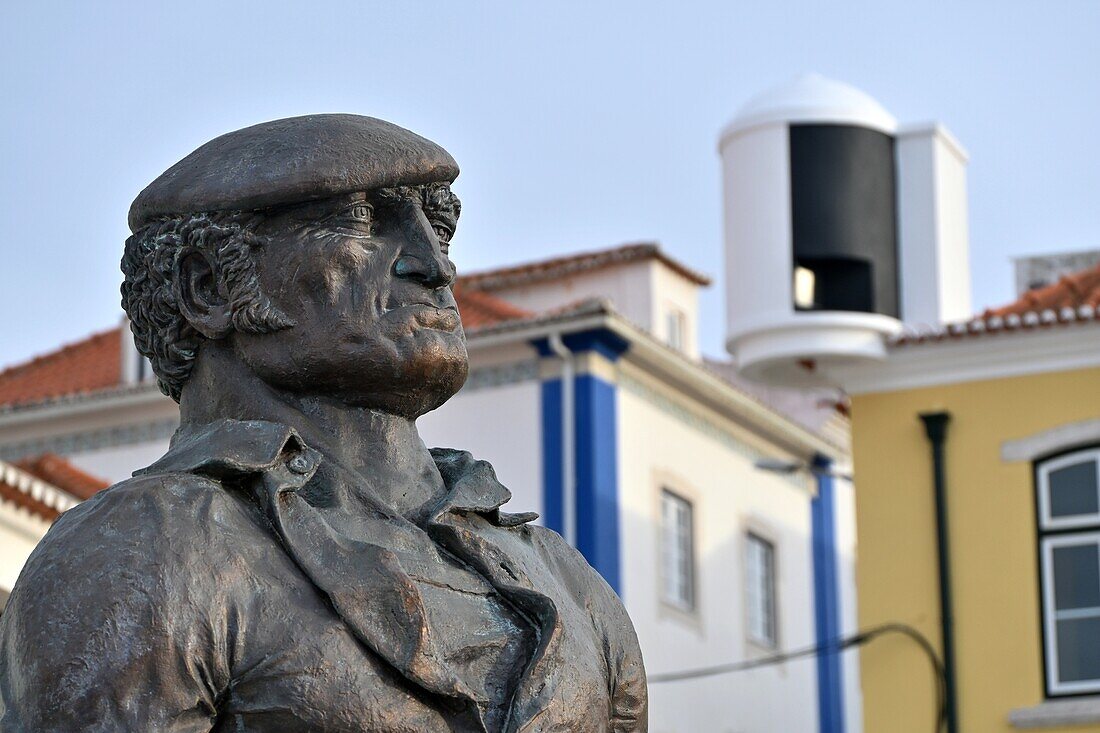 Skulptur über dem Hafen von Ericeira, Atlantikküste, Region Lissabon, Portugal