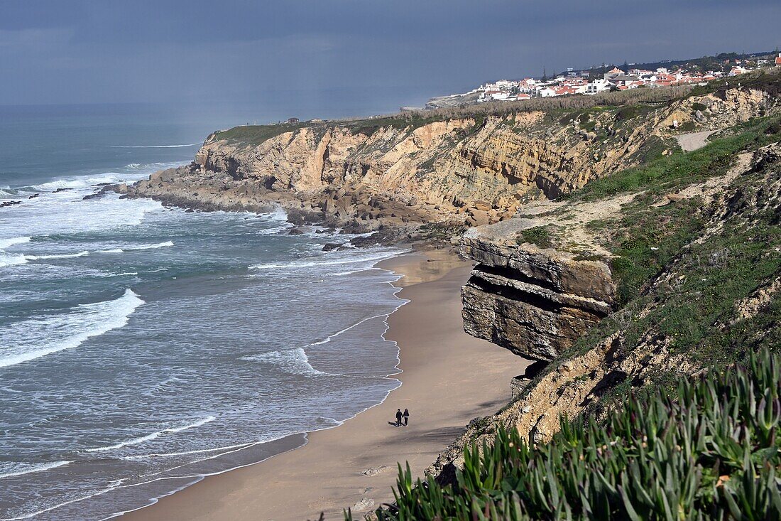 Atlantikküste, 2 Personen am Strand südlich von Ericeira, Region Lissabon, Portugal