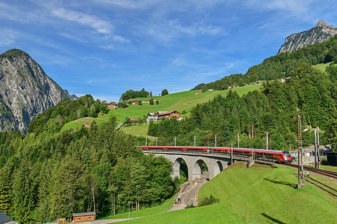 Bahn fährt auf Brücke über Hölltobel, Arlbergbahn, Dalaas, Vorarlberg, Österreich
