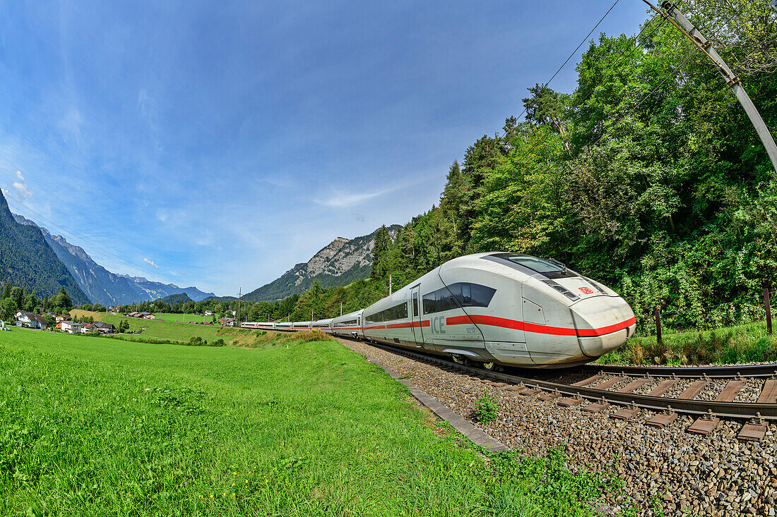 Bahn fährt über langgezogene Kurve, Brazer Bogen, Braz, Vorarlberg, Österreich