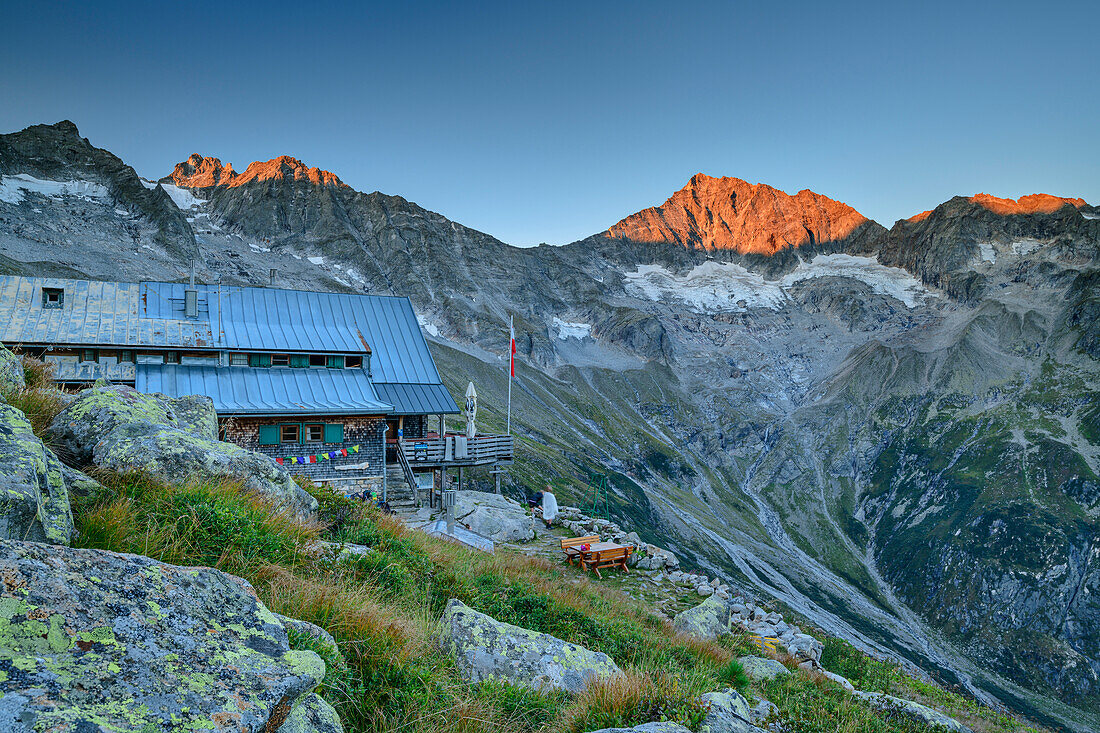 Kasseler Hütte mit Großem Löffler bei Alpenglühen, Kasseler Hütte, Zillertaler Alpen, Naturpark Zillertaler Alpen, Tirol, Österreich