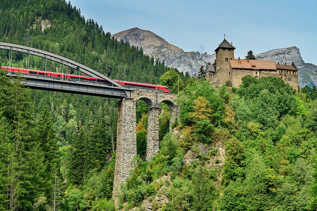 Bahn fährt über Trisannabrücke, Schloss Wiesberg im Hintergrund, Arlbergbahn, Tirol, Österreich