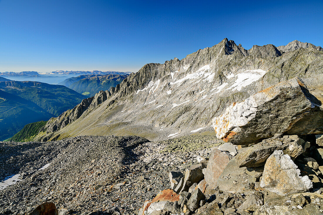 Keilbachspitze und Fernblick auf Dolomiten, vom Keilbachjoch, Zillertaler Alpen, Naturpark Zillertaler Alpen, Tirol, Österreich