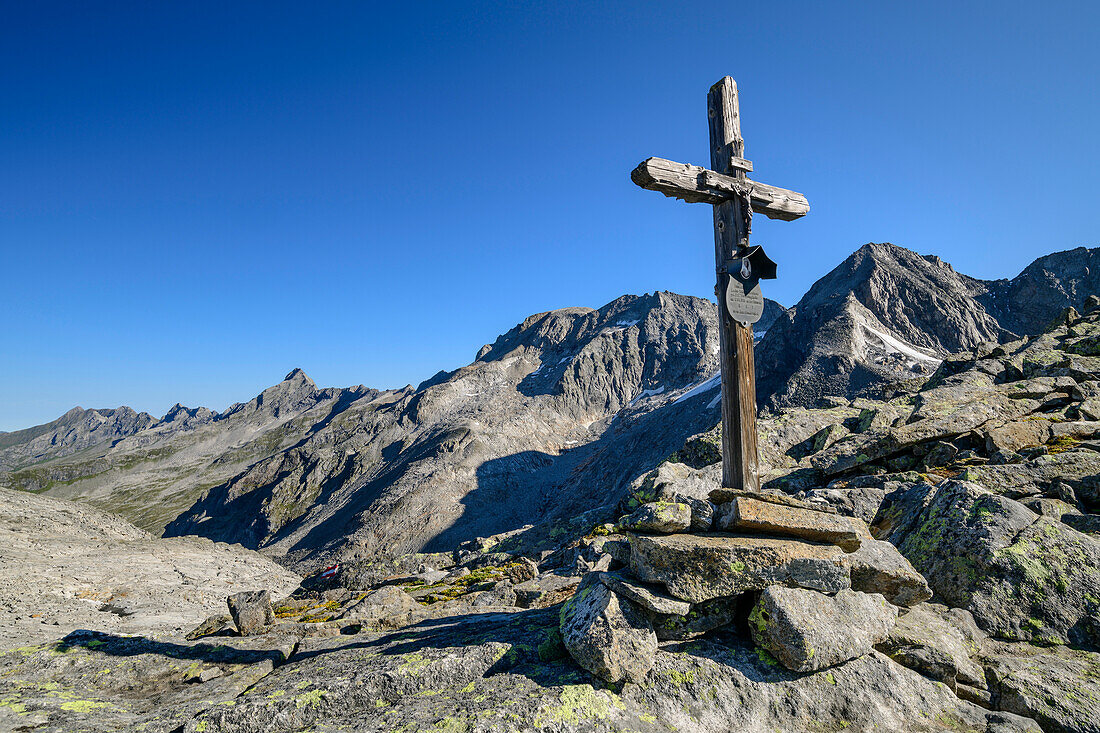  Wooden cross in Keilbachjoch, Zillertal Alps, Zillertal Alps Nature Park, Tyrol, Austria 