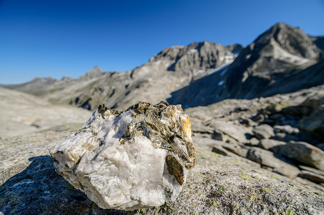 Quarzstein mit Zillertaler Alpen unscharf im Hintergrund, vom Keilbachjoch, Zillertaler Alpen, Naturpark Zillertaler Alpen, Tirol, Österreich