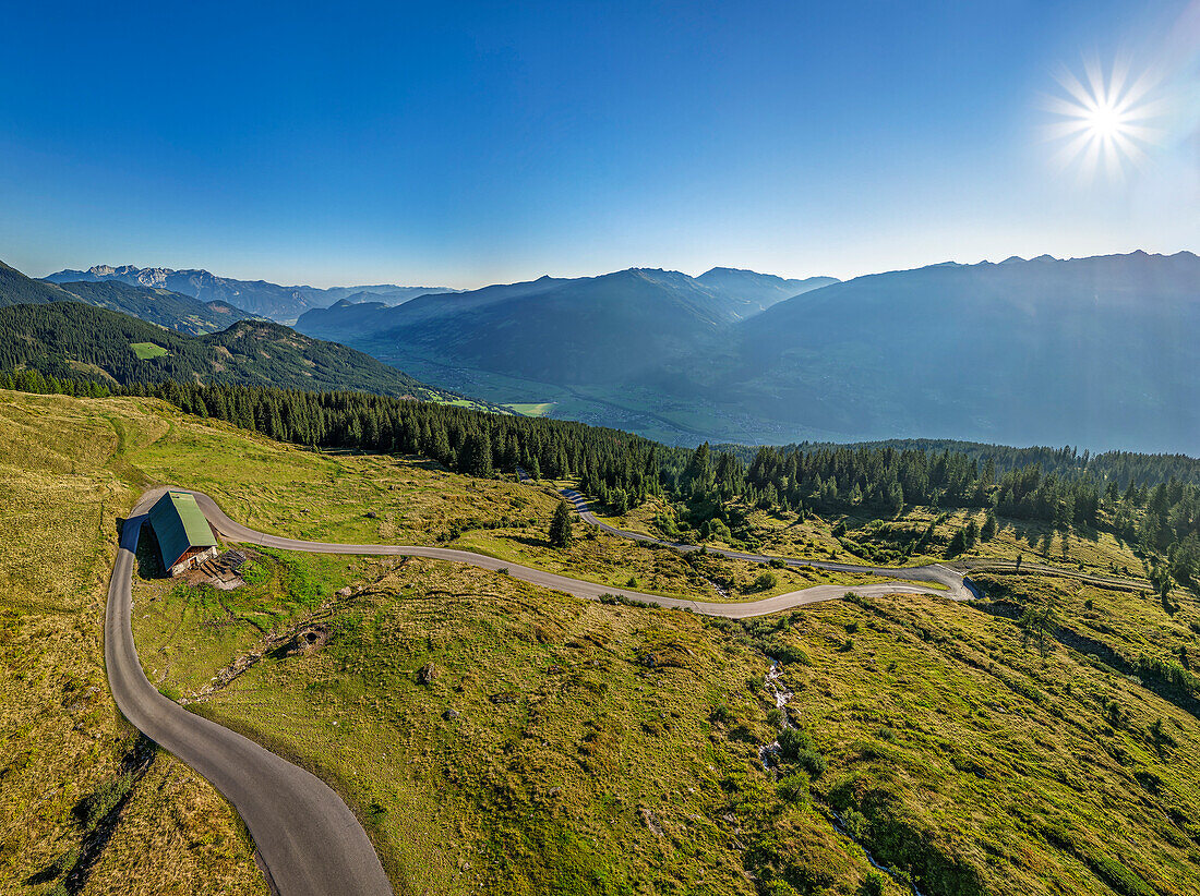 Kehren der Zillertaler Höhenstraße mit Tiefblick aufs Zillertal, Tuxer Alpen, Zillertal, Tirol, Österreich