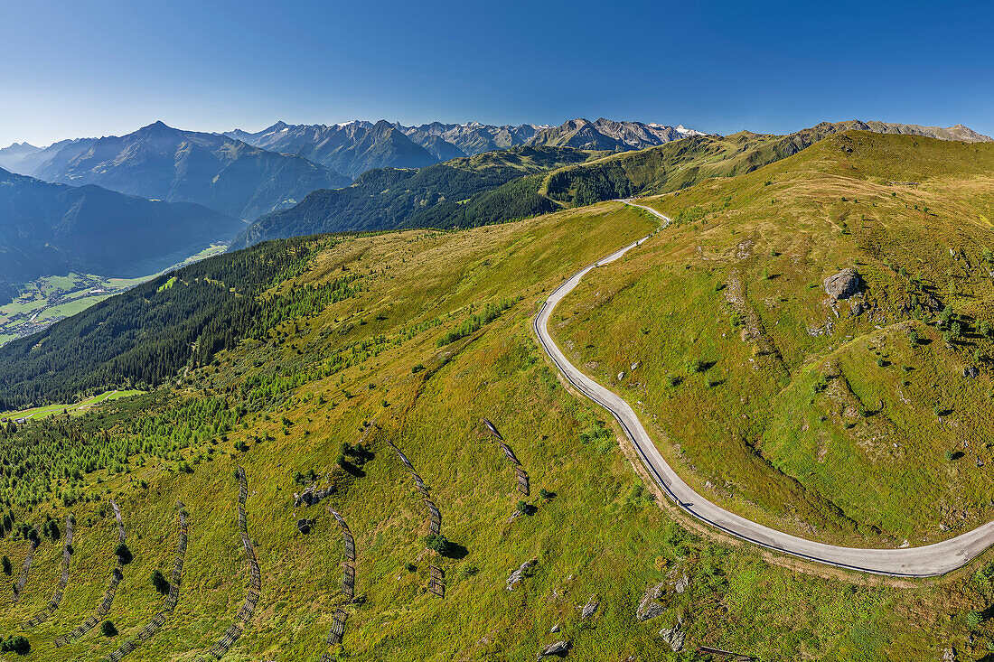 Zillertaler Höhenstraße führt auf Zillertaler Alpen zu, von der Zillertaler Höhenstraße, Tuxer Alpen, Zillertal, Tirol, Österreich