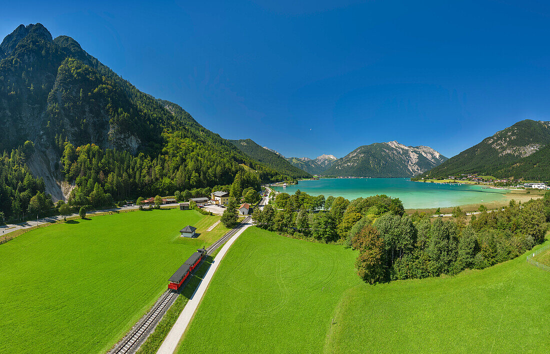 Dampflok der Achenseebahn fährt auf Achensee zu, Karwendel im Hintergrund, Achensee, Tirol, Österreich