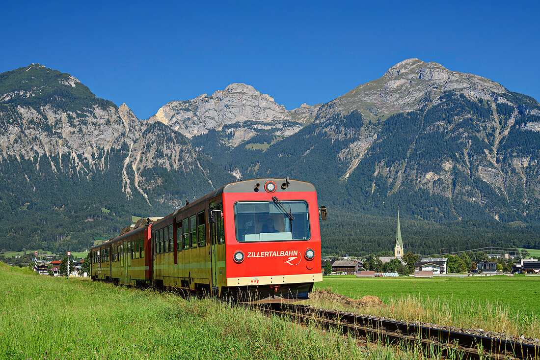 Zillertalbahn mit Rofan im Hintergrund, Zillertal, Tirol, Österreich