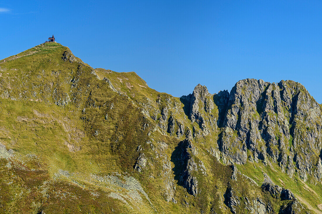 Kapelle am Gipfel des Kellerjochs, vom Kuhmesser, Tuxer Alpen, Tirol, Österreich