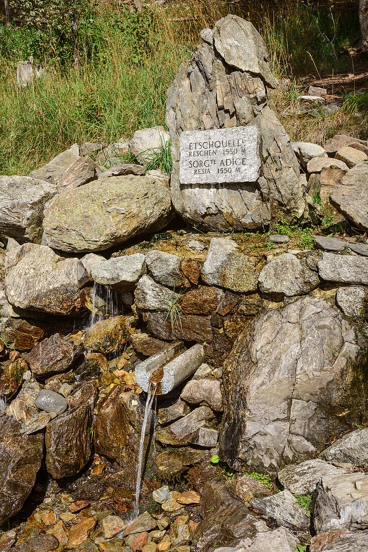 Gefasste Quelle der Etsch, Etschquelle, Reschenpass, Ötztaler Alpen, Vinschgau, Südtirol, Italien
