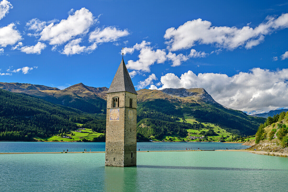 Kirchturm von Alt-Graun im Reschensee mit Vinschgauer Bergen, Reschensee, Vinschgau, Südtirol, Italien