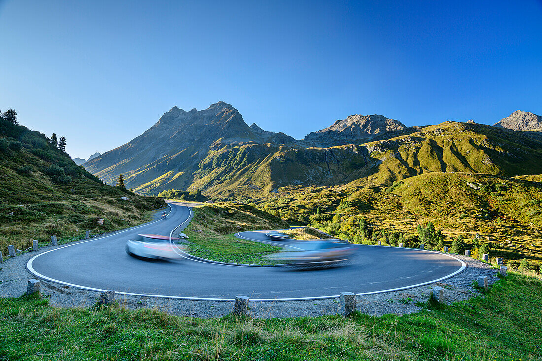 Autos fahren durch Kehre der Silvretta-Hochalpenstraße, Silvretta, Vorarlberg, Österreich