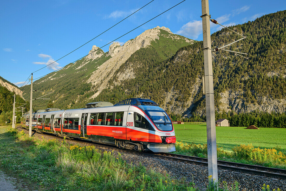  Train runs from Innsbruck to Mittenwald, Ahrnspitzen in the background, near Scharnitz, Karwendelbahn, Mittenwaldbahn, Tyrol, Austria 