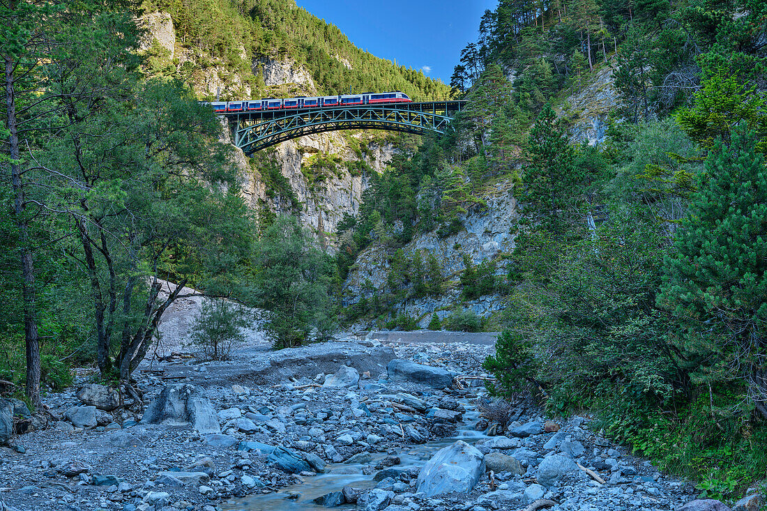 Bahn fährt über Schlossbachklamm-Viadukt, Karwendelbahn, Mittenwaldbahn, Tirol, Österreich