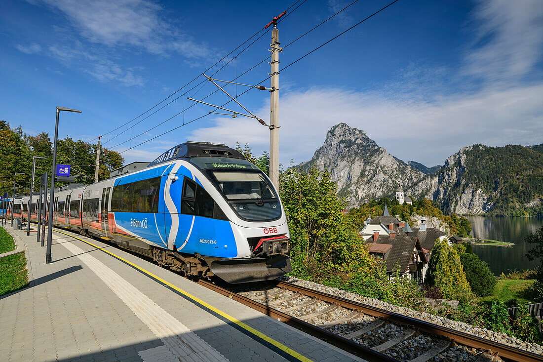  Train passes Traunsee and Traunstein, near Traunkirchen, Salzkammergutbahn, Salzkammergut, Upper Austria, Austria 