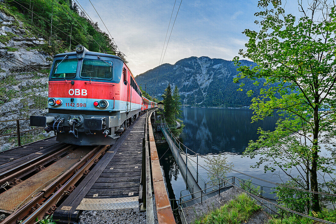 Bahn fährt am Hallstätter See entlang, Dachstein im Hintergrund, Salzkammergutbahn, Salzkammergut, Oberösterreich, Österreich