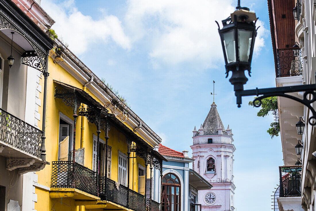 Gasse in der Altstadt mit Kathedralbasilika Santa Maria la Antigua, Panama City, Panama, Amerika