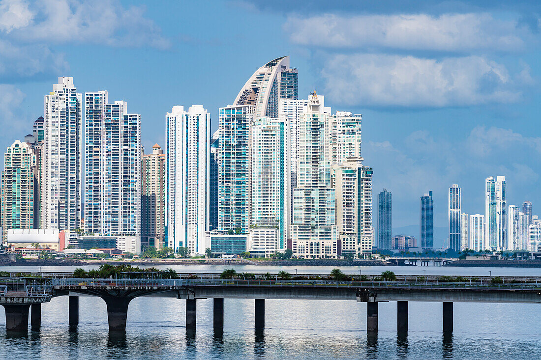 Skyline mit Umgehungsstraße der Altstadt, Panama City, Panama, Amerika