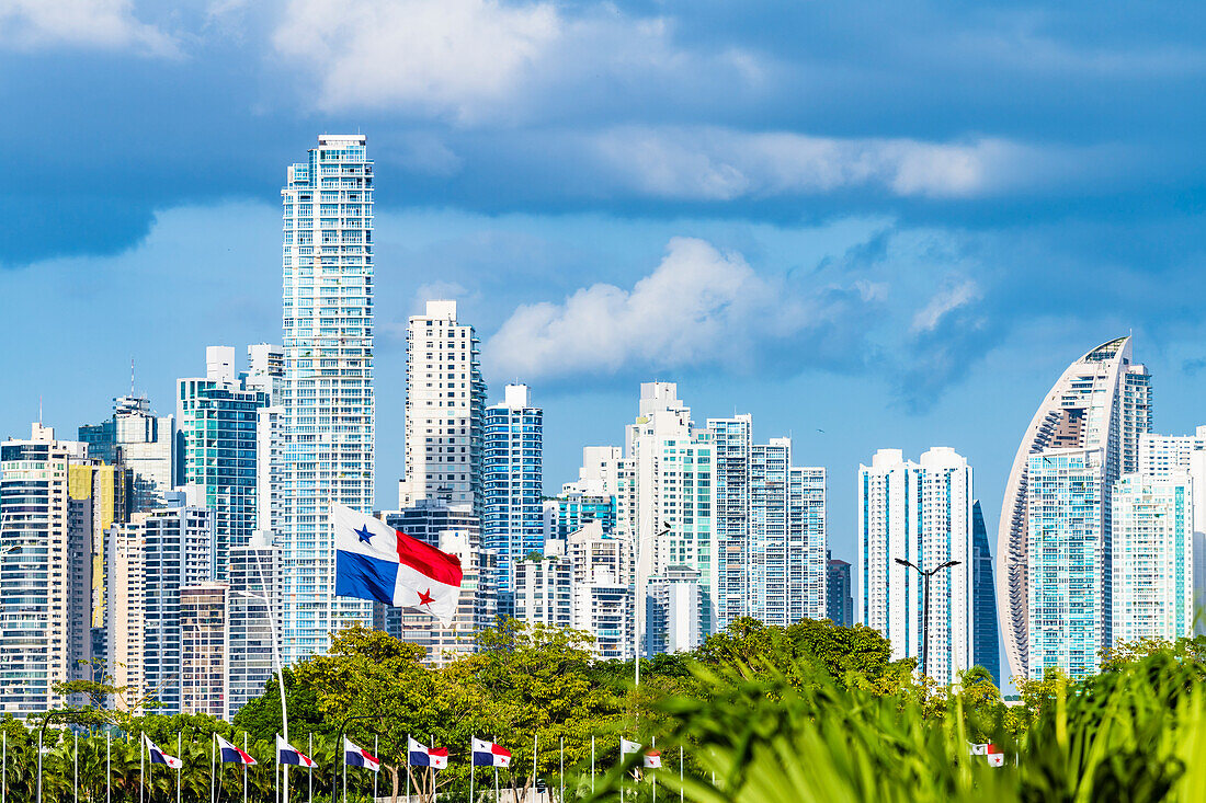 Skyline mit Nationalflaggen, Panama City, Panama, Amerika