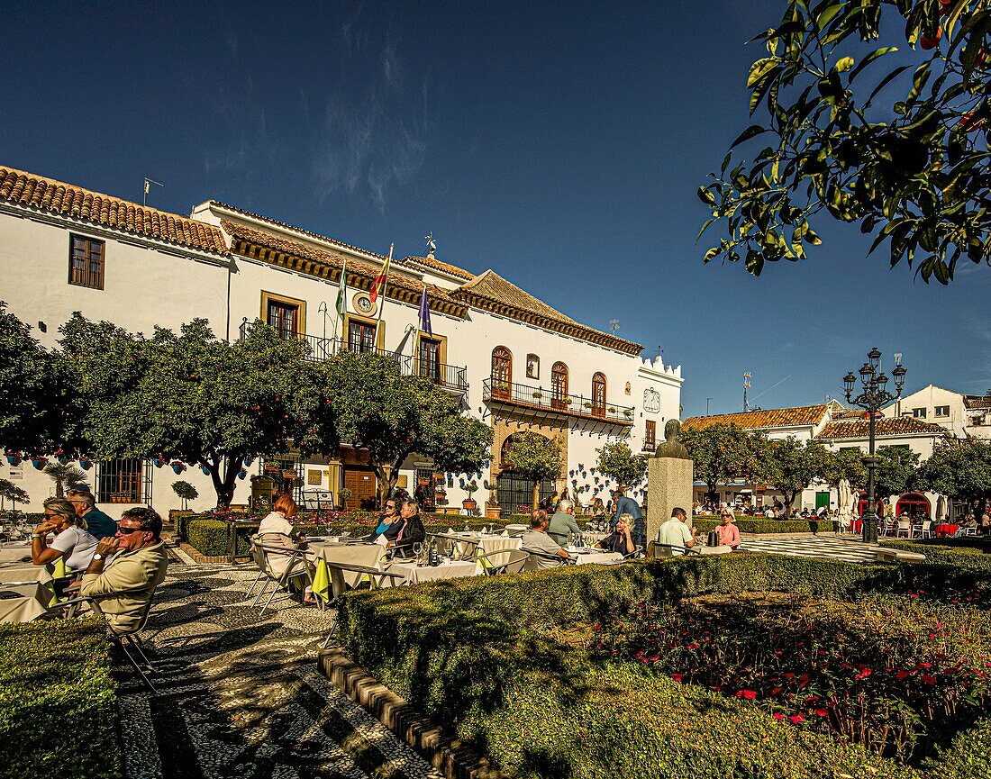 Plaza de los Naranjos mit Parkanlage, Orangenbäumen, Außengastronomie und Rathaus, Marbella, Costa del Sol, Andalusien, Spanien