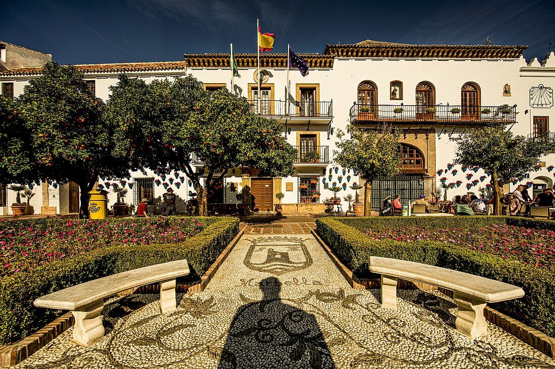  Plaza de los Naranjos in the old town of Marbella with view to the town hall, silhouette of the bust of King Juan Carlos in the foreground, Costa del Sol, Andalusia, Spain 