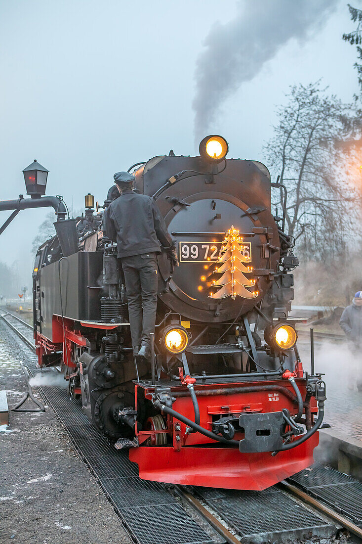 Die weihnachtliche Brockenbahn am Bahnhof Drei Annen Hohne, Wernigerode, Harz, Sachsen-Anhalt, Deutschland