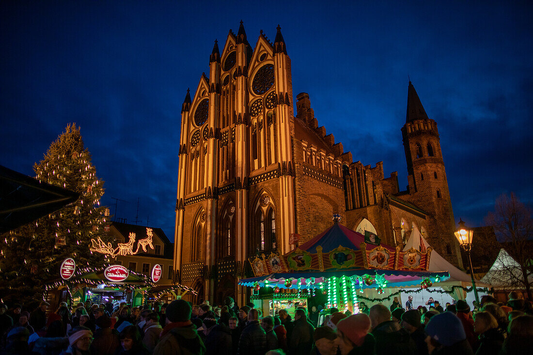Weihnachtsmarkt am Rathaus, Tangermünde, Sachsen-Anhalt, Deutschland