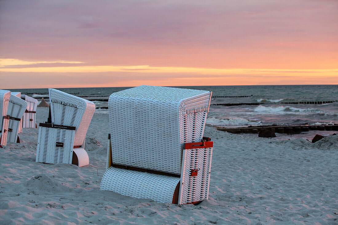 Strandkörbe bei Sonnenuntergang, Fischland Darß, Ostsee, Mecklenburg-Vorpommern, Deutschland