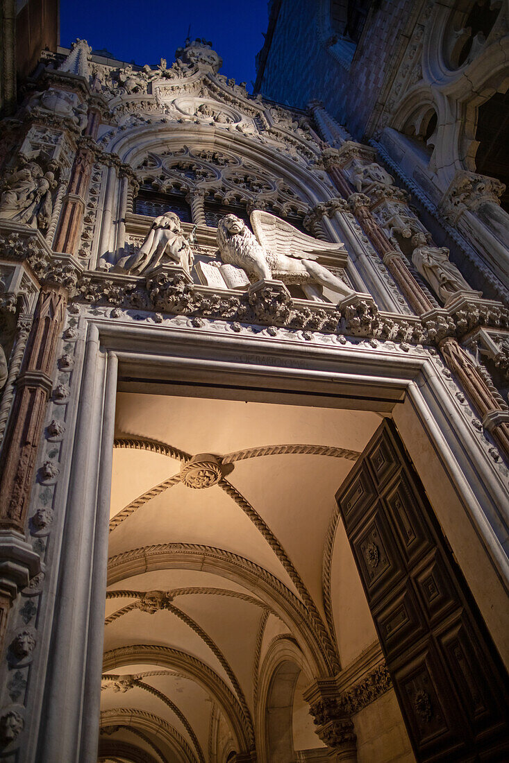 Dogenpalast bei Nacht, Venedig, Italien