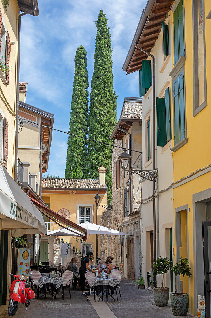 Kleines Restaurant in der Altstadt von Garda, Gardasee, Italien