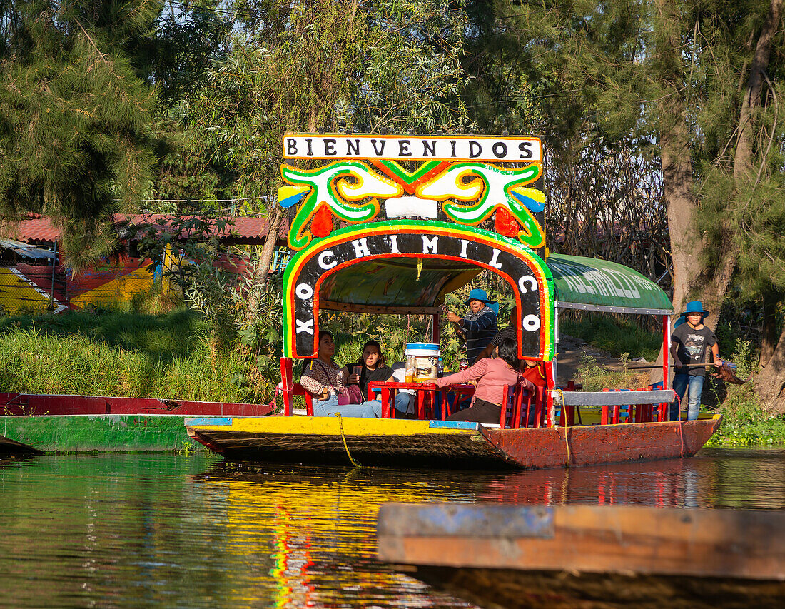Beliebte Touristenattraktion Bootfahren Xochimiloco, Mexiko-Stadt, Mexiko