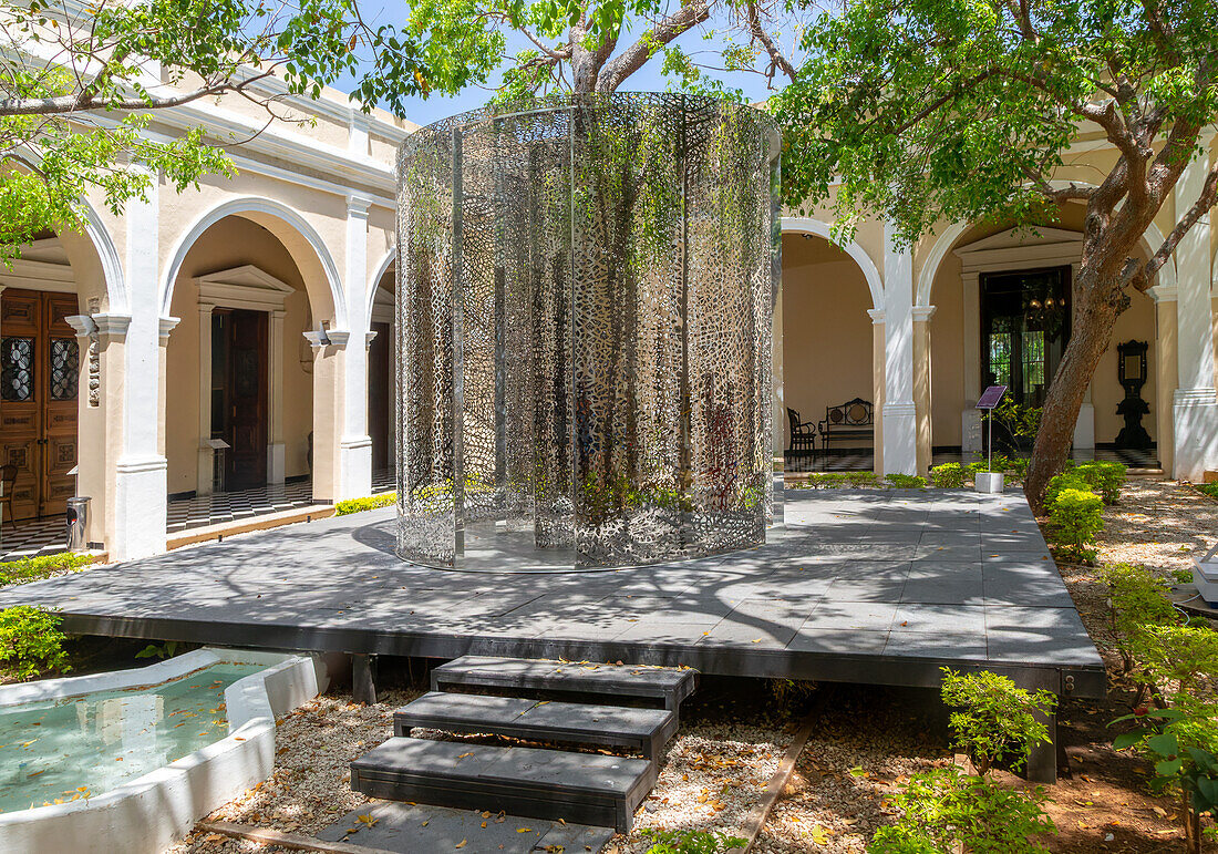 Kunstausstellung „Atlas“ von Jan Hendrix, Kunstwerke im Innenhof des Palastes Casa de Montejo, Merida, Bundesstaat Yucatan, Mexiko