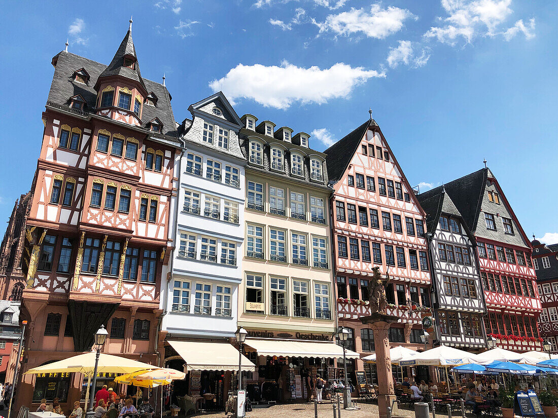  Half-timbered houses and restaurants at Römerberg against a blue sky, Frankfurt/Main, Hesse, Germany 