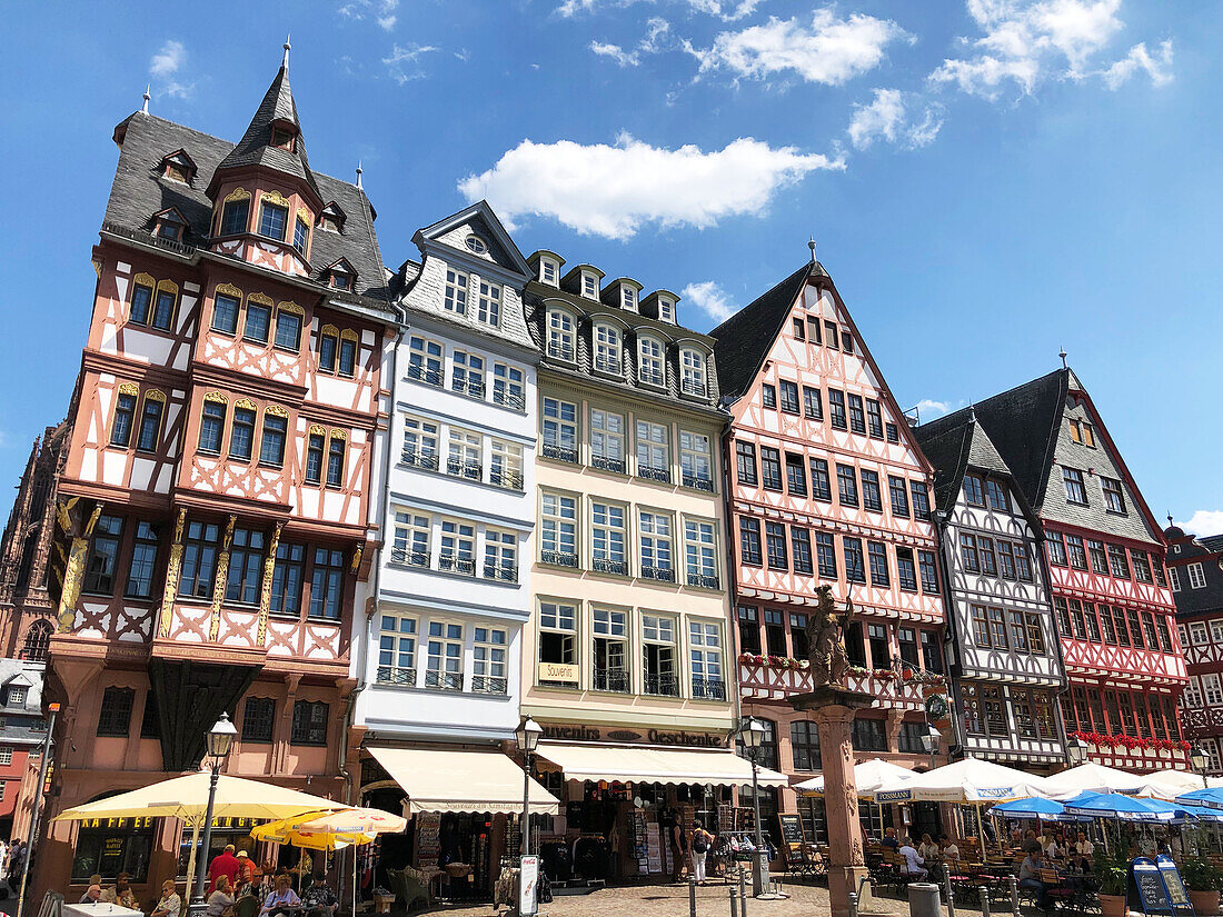 Fachwerkhäuser und Gastronomie am Römerberg vor blauem Himmel, Frankfurt/Main, Hessen, Deutschland