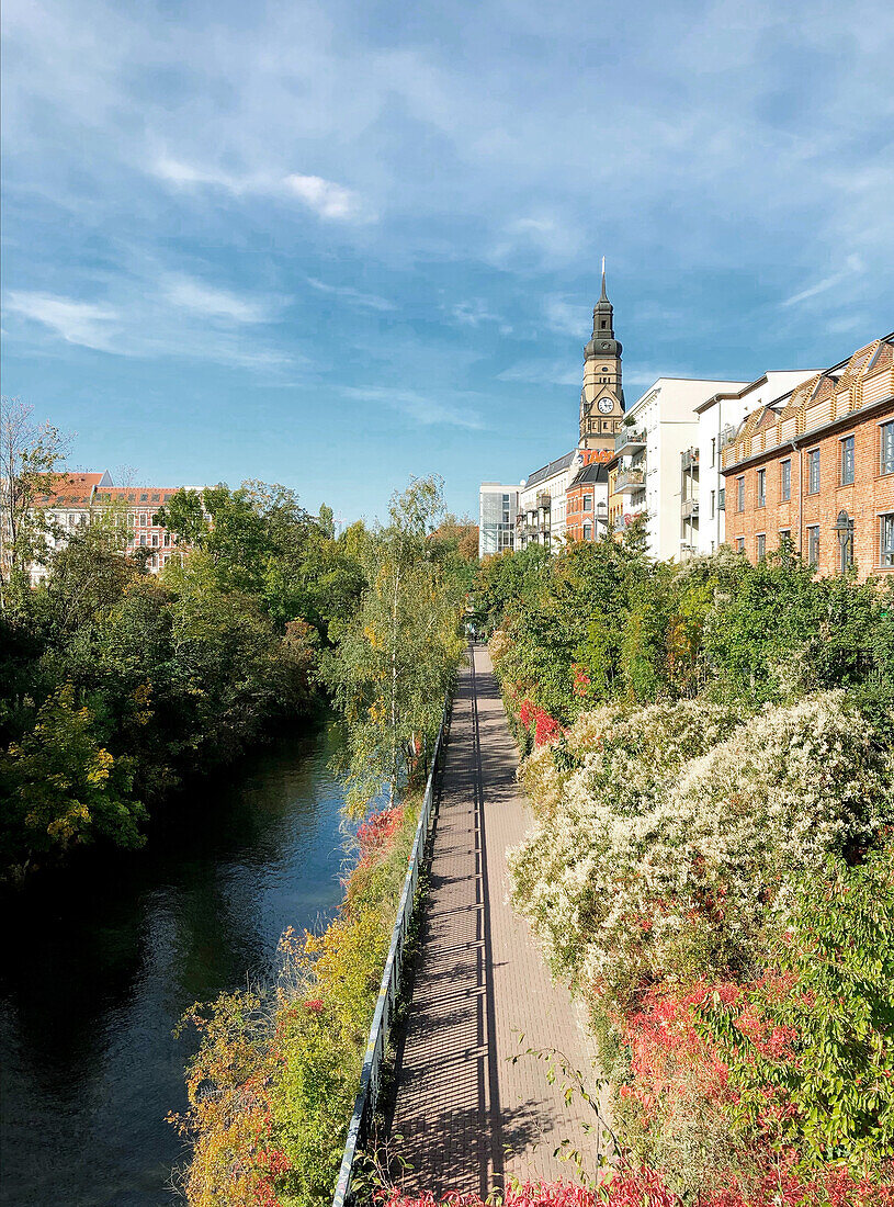 Blick von einer Brücke auf den Karl-Heine-Kanal, Leipzig, Sachsen, Deutschland