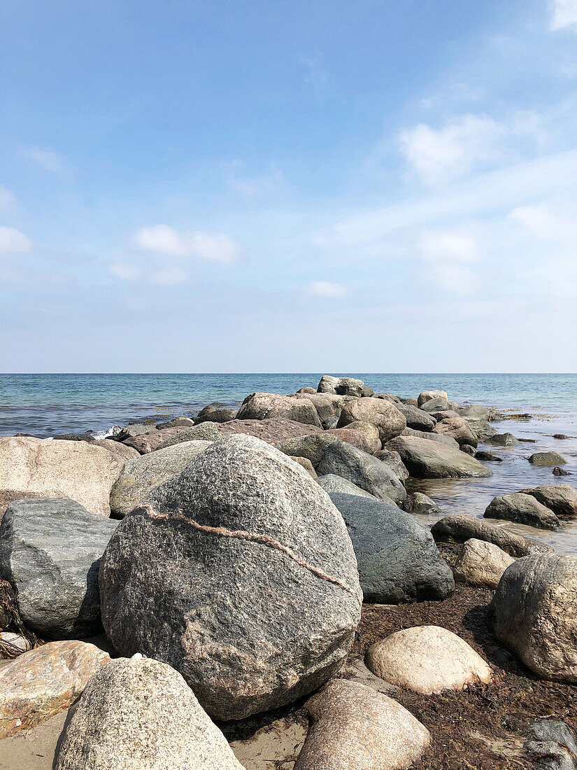 Steine am Strand führen in die Ostsee, Hohenfelde, Schleswig-Holstein, Deutschland