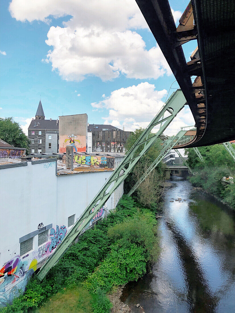 Schwebebahn-Schienen über der Wupper zwischen Hinterhöfen in Barmen, NRW, Deutschland