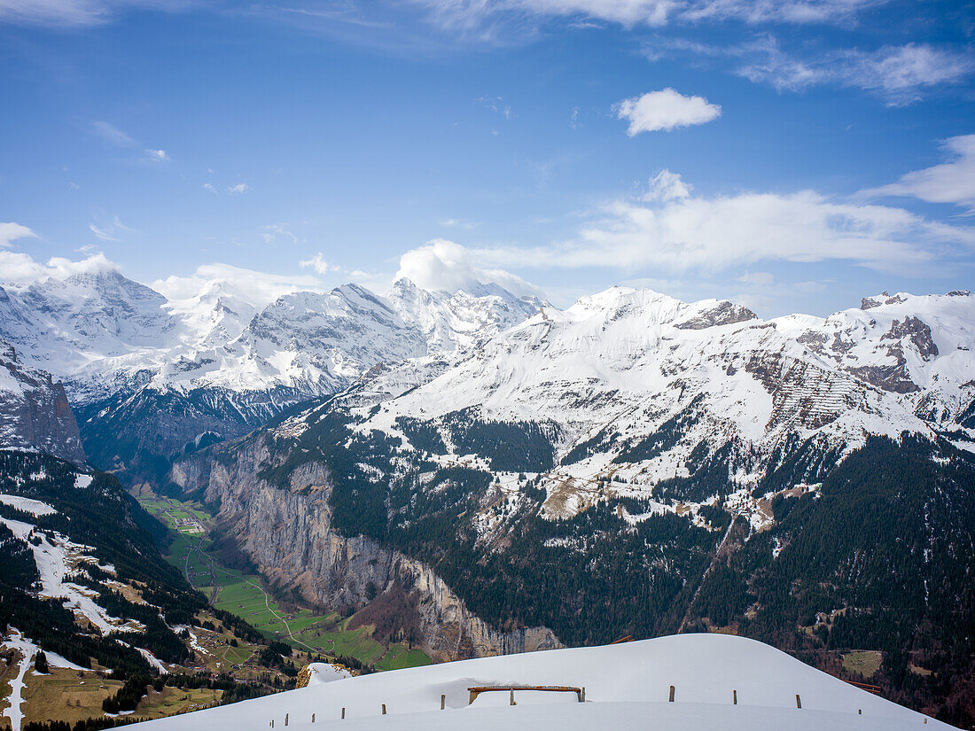 Blick vom Männlichen ins Lauterbrunnental und zum Schilthorn, Alpen, Lauterbrunnen, Kanton Bern, Bern, Schweiz, Europa