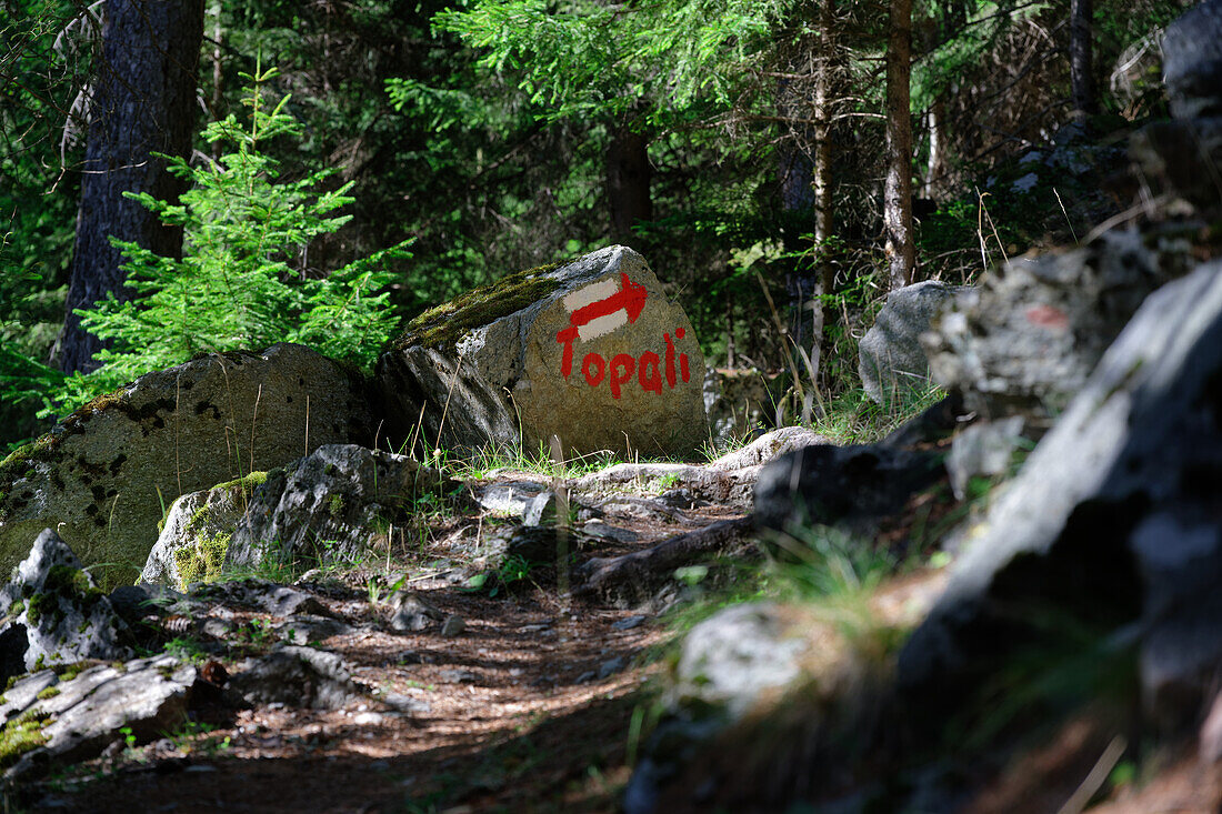 Wegweiser zur Topalihütte, Mattertal, Wallis, Schweiz.