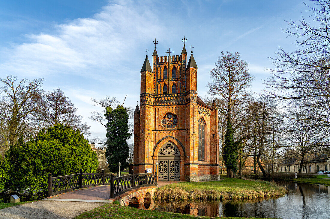 Die katholische Kirche St. Helena und Andreas im Schlosspark Ludwigslust, Mecklenburg-Vorpommern, Deutschland  