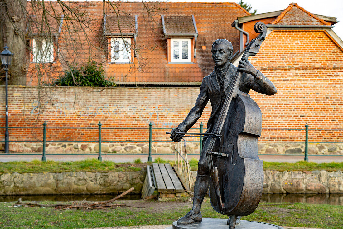 Denkmal für den Kontrabassisten Johannes Matthias Sperger in Ludwigslust, Mecklenburg-Vorpommern, Deutschland  